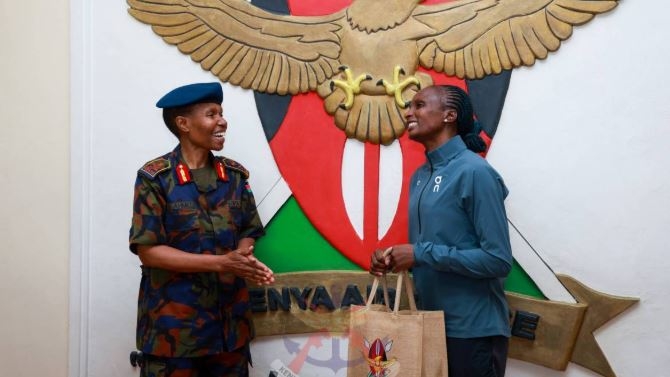 Kenya Air Force Commander meets marathoner Obiri