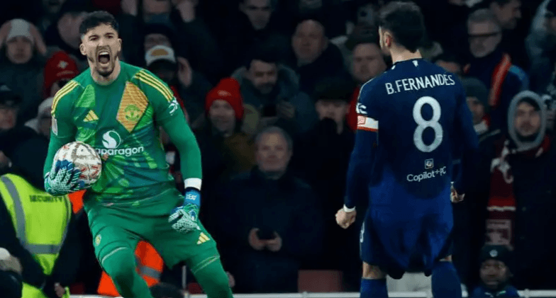 10-man Manchester United beat Arsenal on penalties