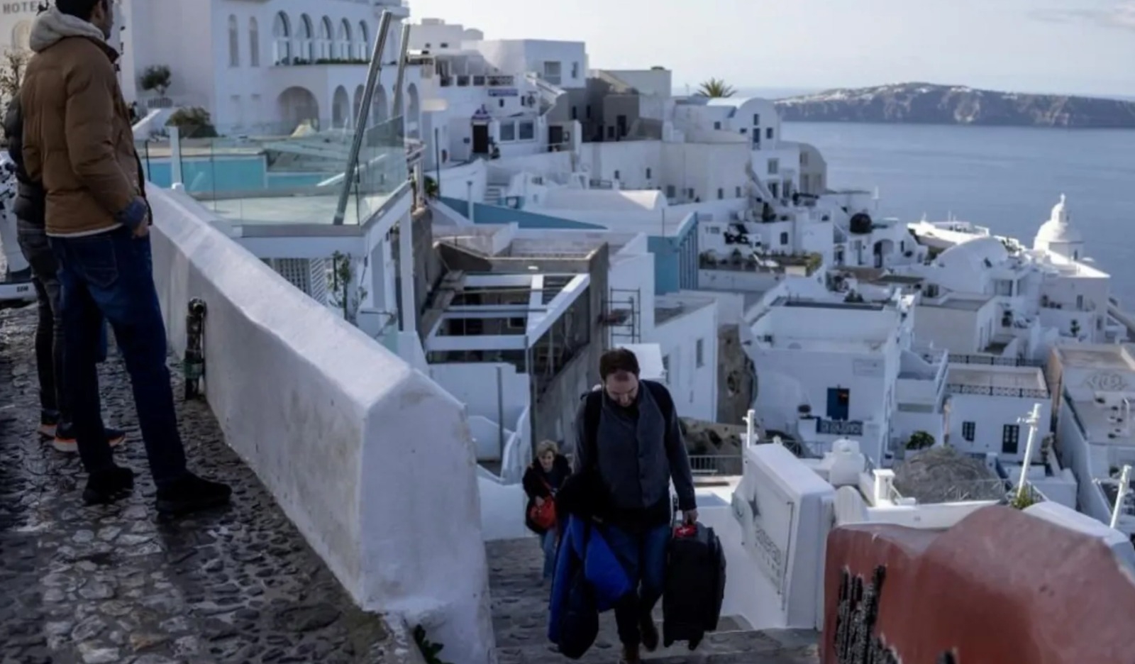 Thousands evacuate Santorini over earthquake fears