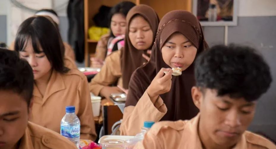 Mass food poisonings cast shadow over Indonesia's free school meals