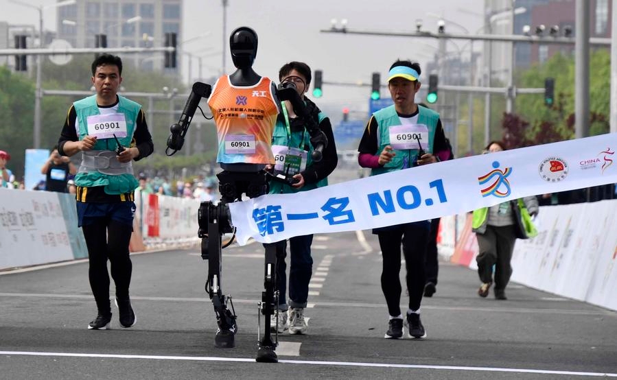 Robots complete first-ever half-marathon in China