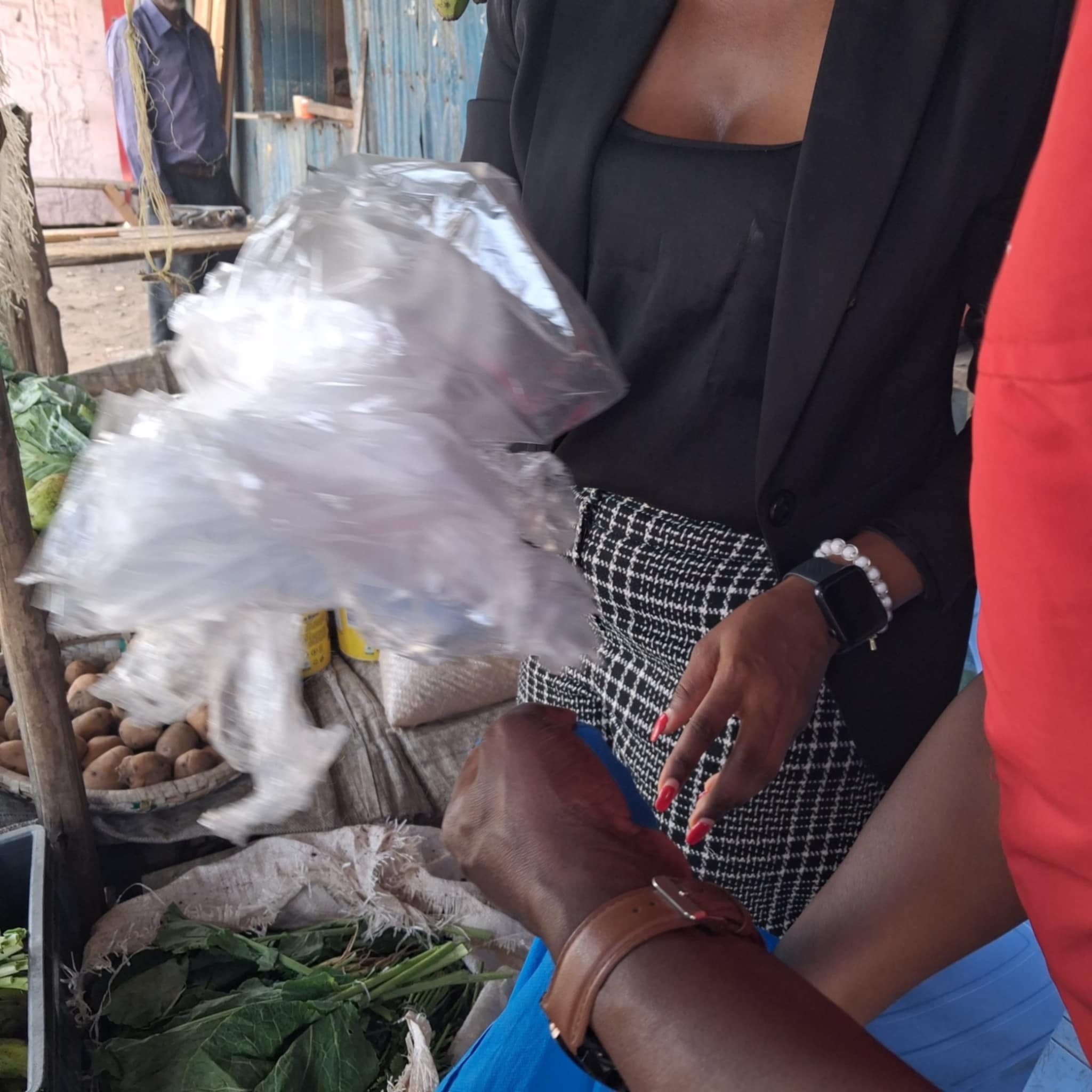 8 traders arrested for possessing banned plastic bags