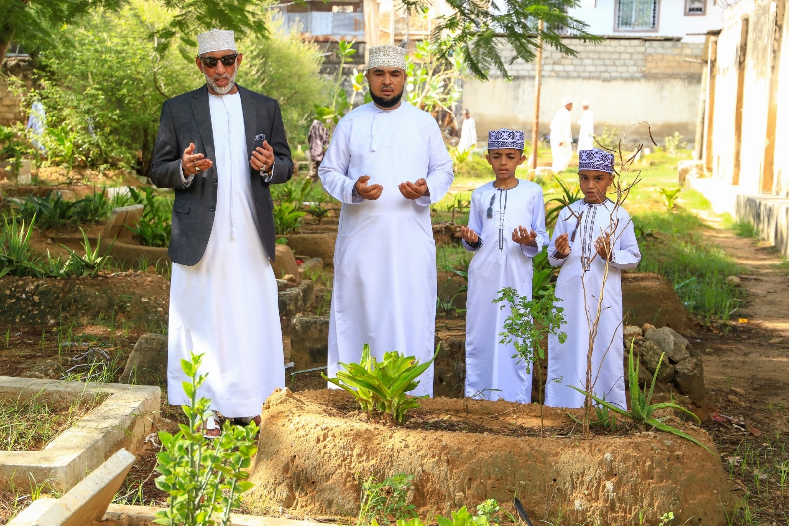 Why Muslims visit graves on Eid