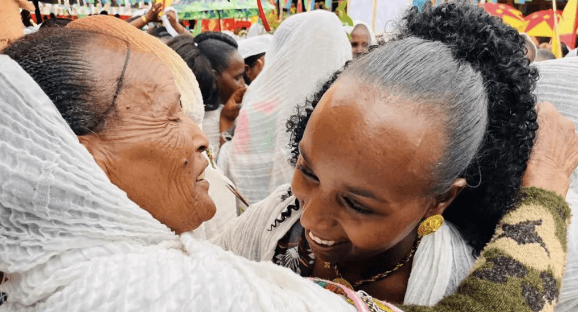 Joyful Ethiopians and Eritreans embrace at rare border reopening