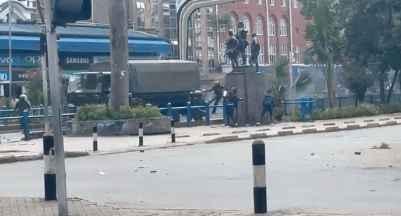 Protesters chase police along Kenyatta Avenue