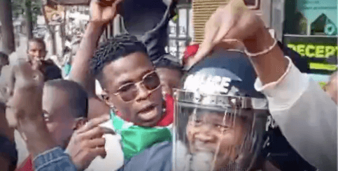 Police, protestors share brief friendly interaction in Nairobi