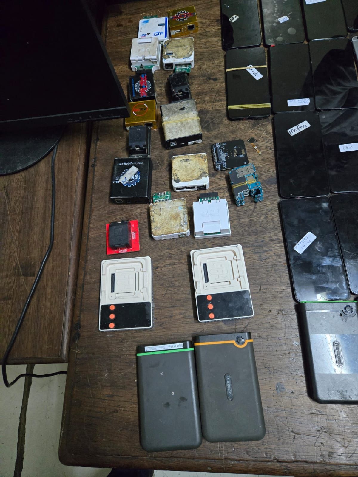3 arrested as police recover stolen mobile phones