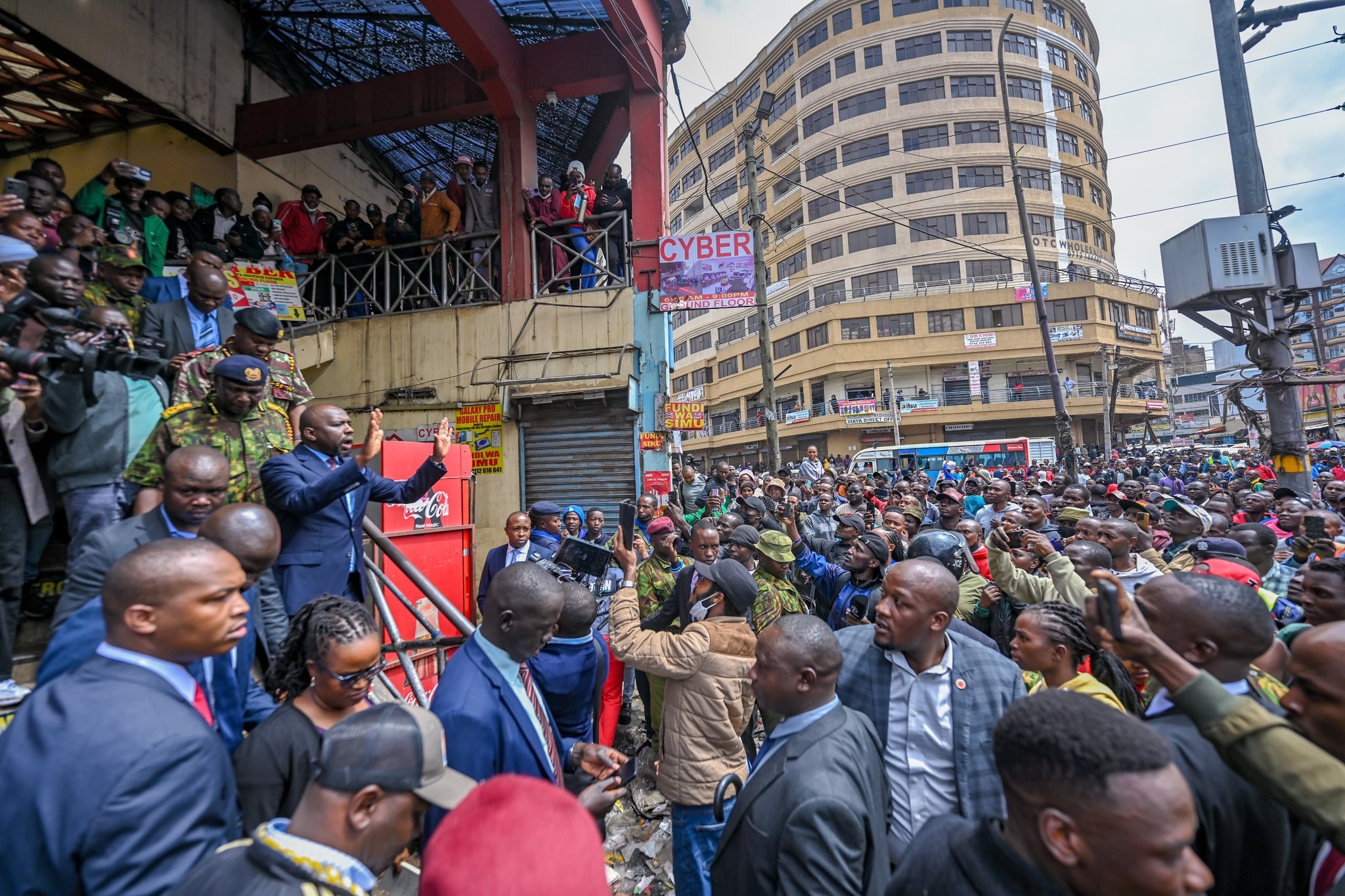 [PHOTOS] Murkomen tours Nairobi, consoles traders after wave of looting