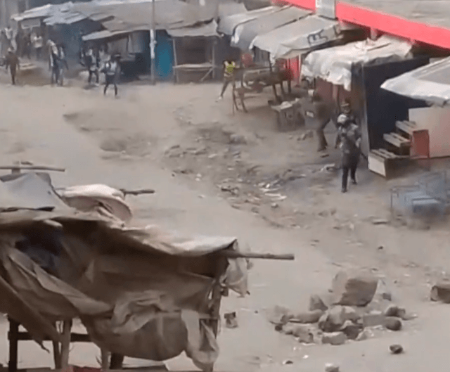 Anti-riot police flee after being cornered by angry protestors in Kitengela