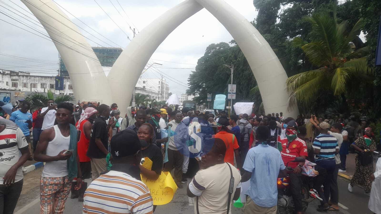 [PHOTOS] Mombasa protesters take to streets