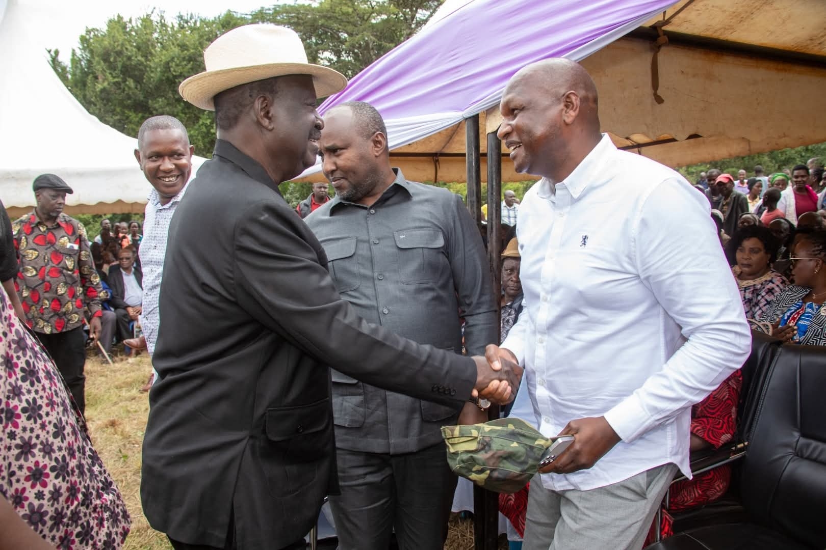 [PHOTOS] Ruto allies join Raila family in relative’s send-off in Bomet