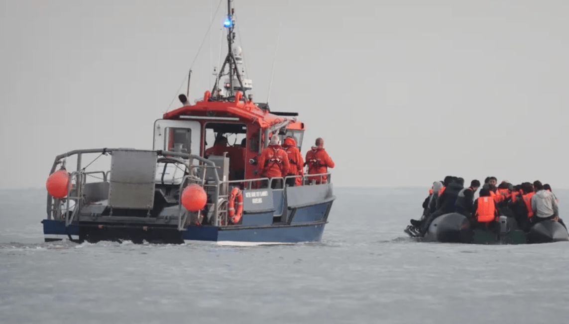 France and UK to stop small boats together - Macron