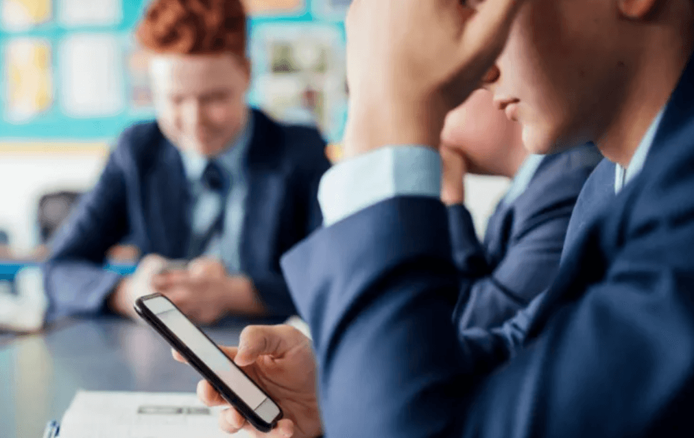 Dads call for ban on smartphones in schools