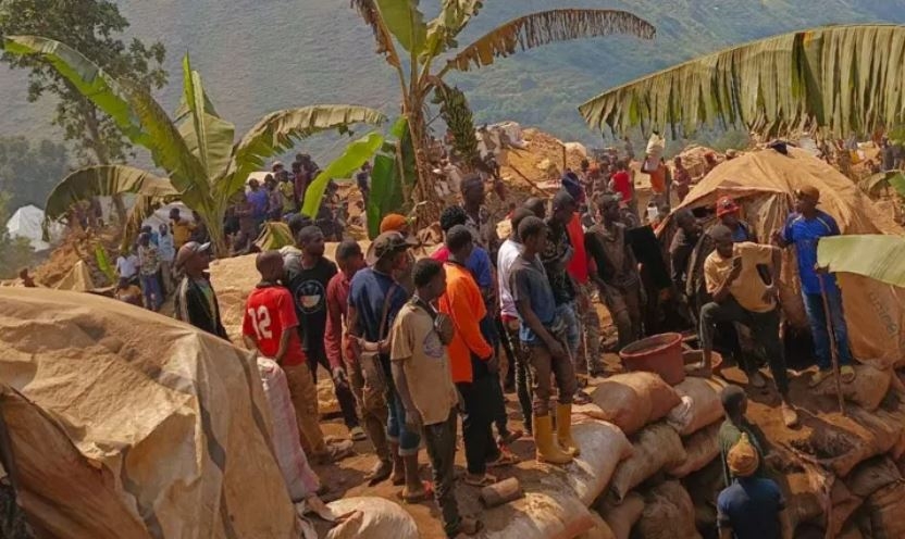 DR Congo rescuers dig with bare hands for trapped miners