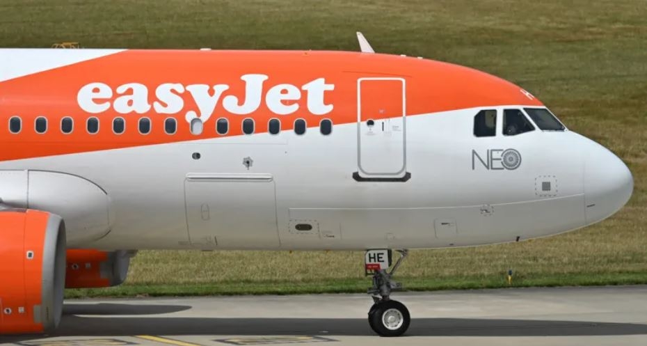 Pilot suspended after being seen 'drunk and naked'