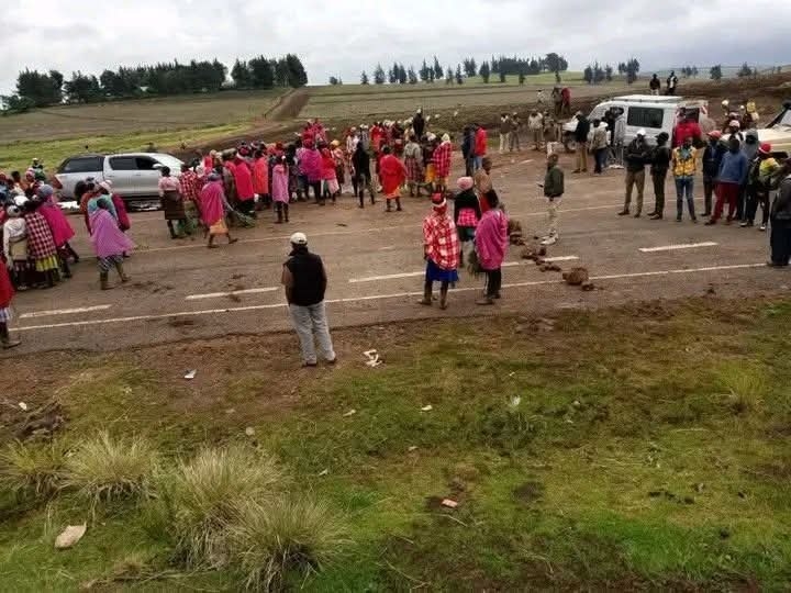 Police deployed after locals block busy Suswa-Narok road