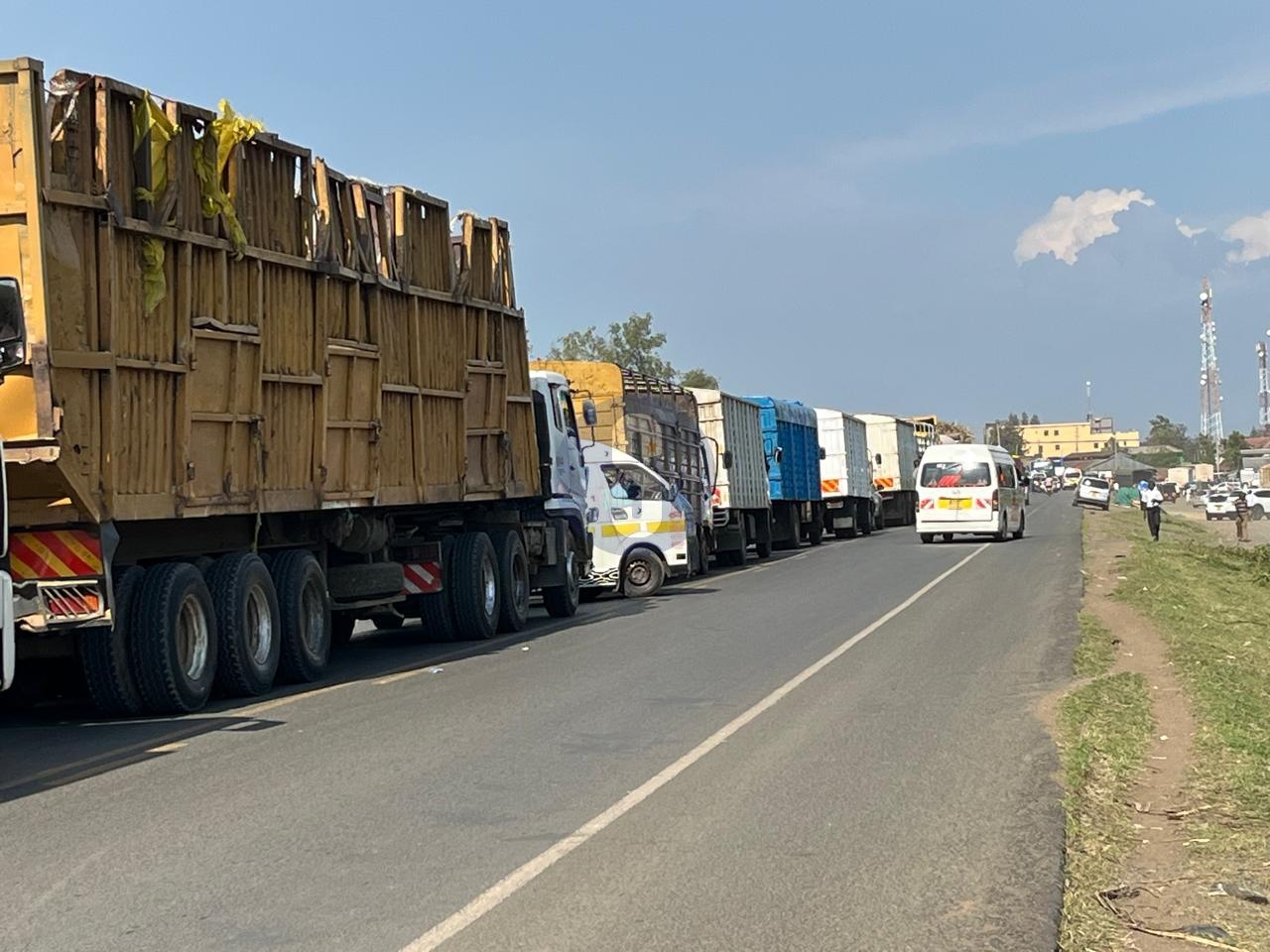 20-kilometer traffic jam blocks Kisumu-Ahero road