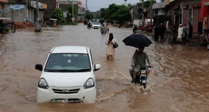 Thousands evacuated as flooding devastates Pakistan