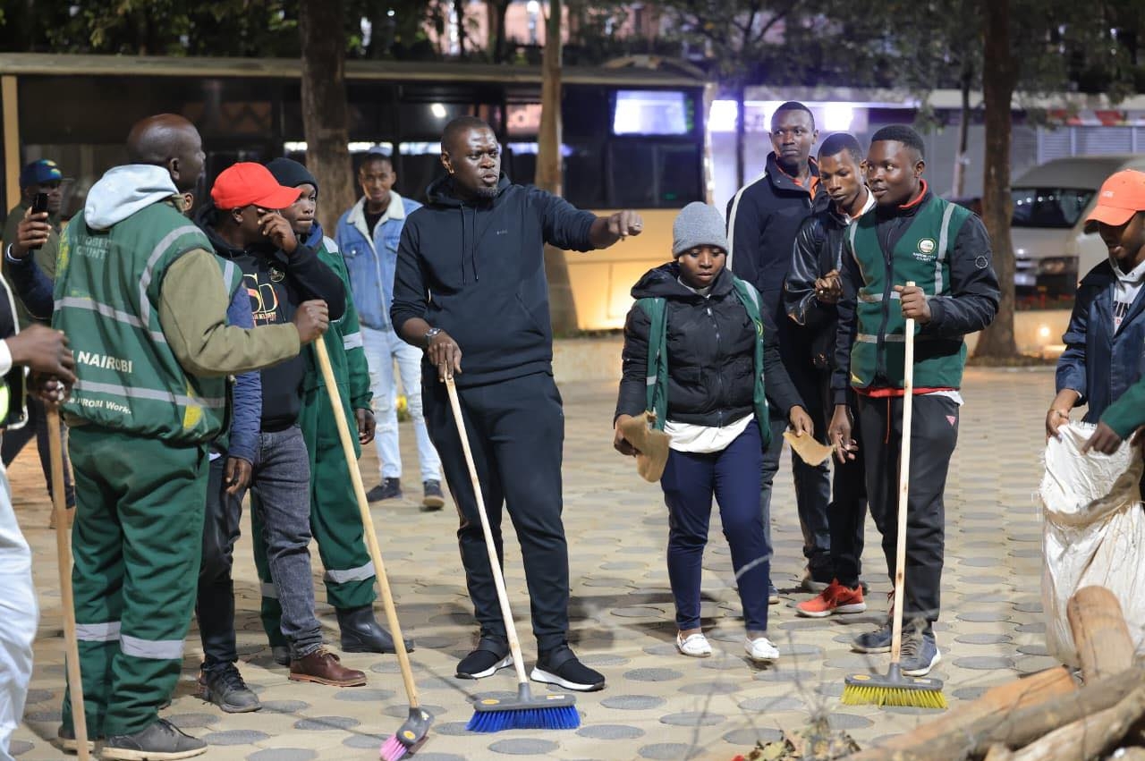 [PHOTOS] Sakaja joins city staff in cleanup drive