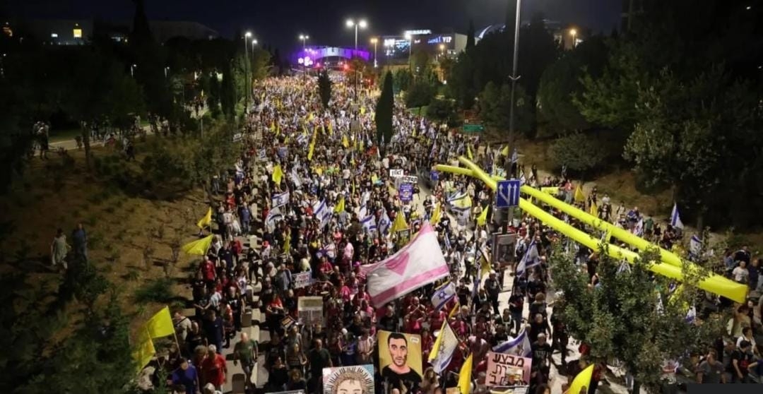 Thousands throng Jerusalem to press Netanyahu to agree deal to free hostages
