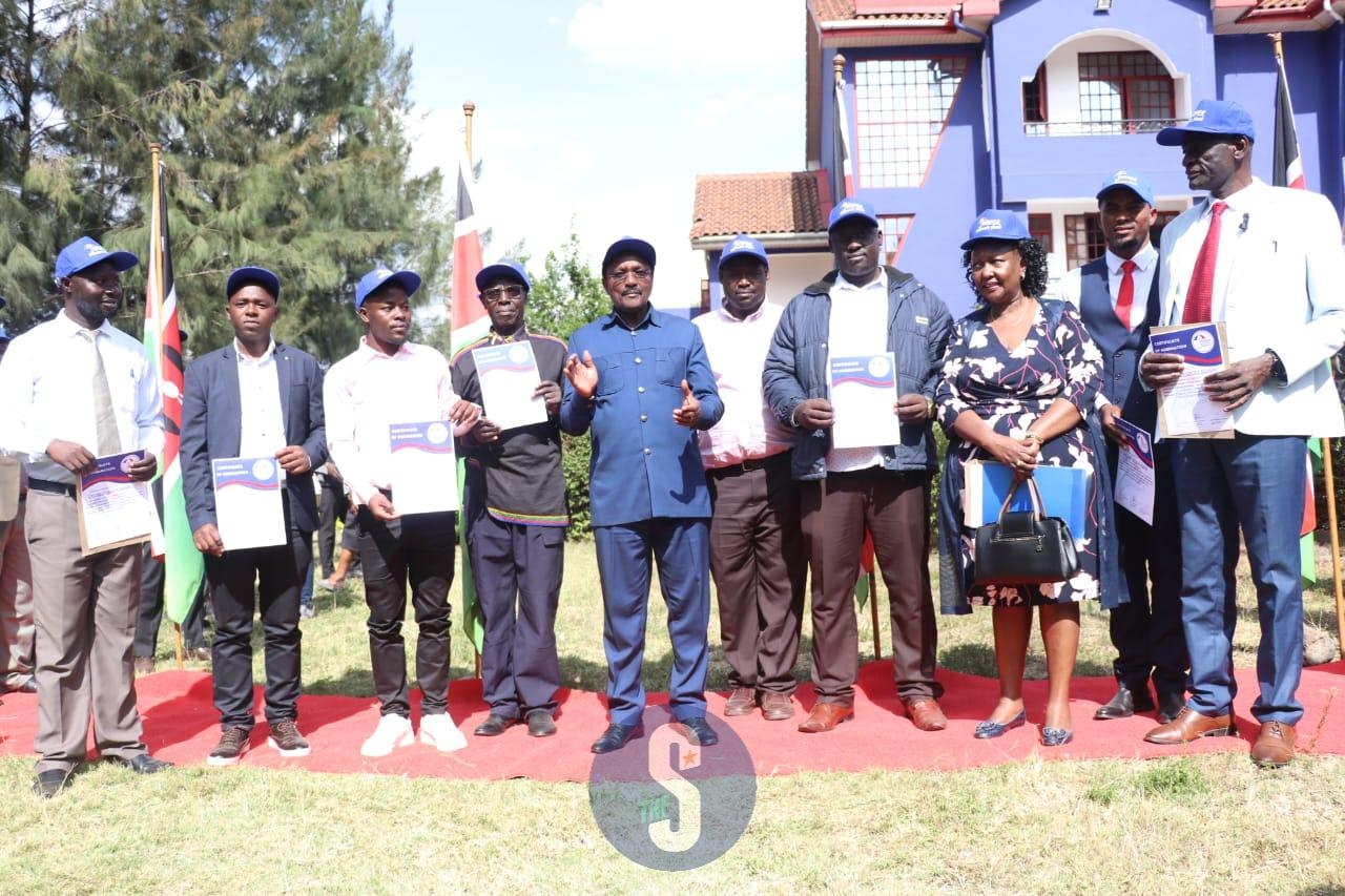 [PHOTOS] Kalonzo issues certificates to aspirants