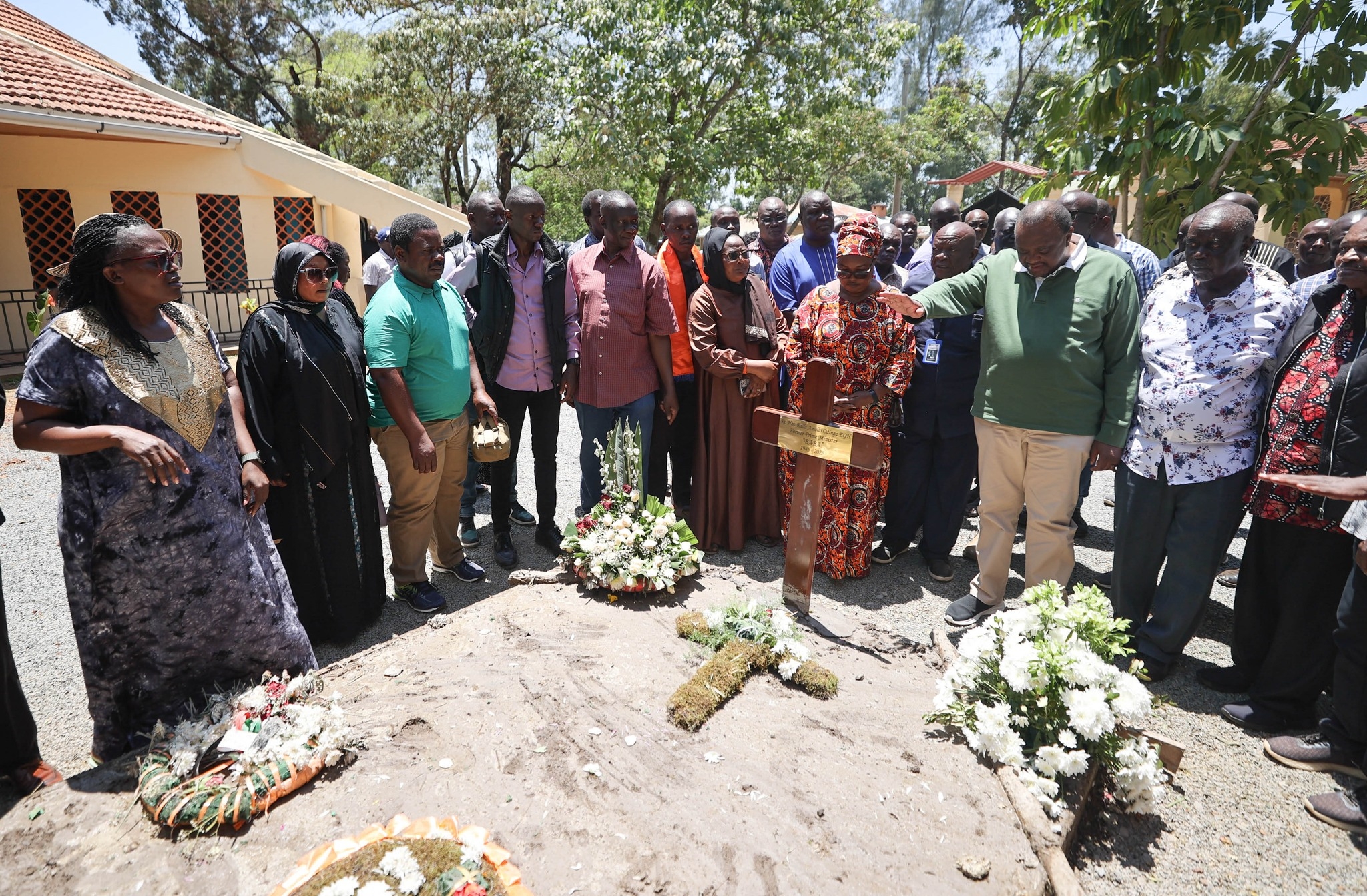 [PHOTOS] Uhuru visits Raila's grave in Bondo