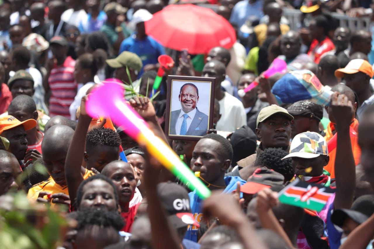 [PHOTOS] Scenes in Kisumu as thousands turn up to view Raila’s body