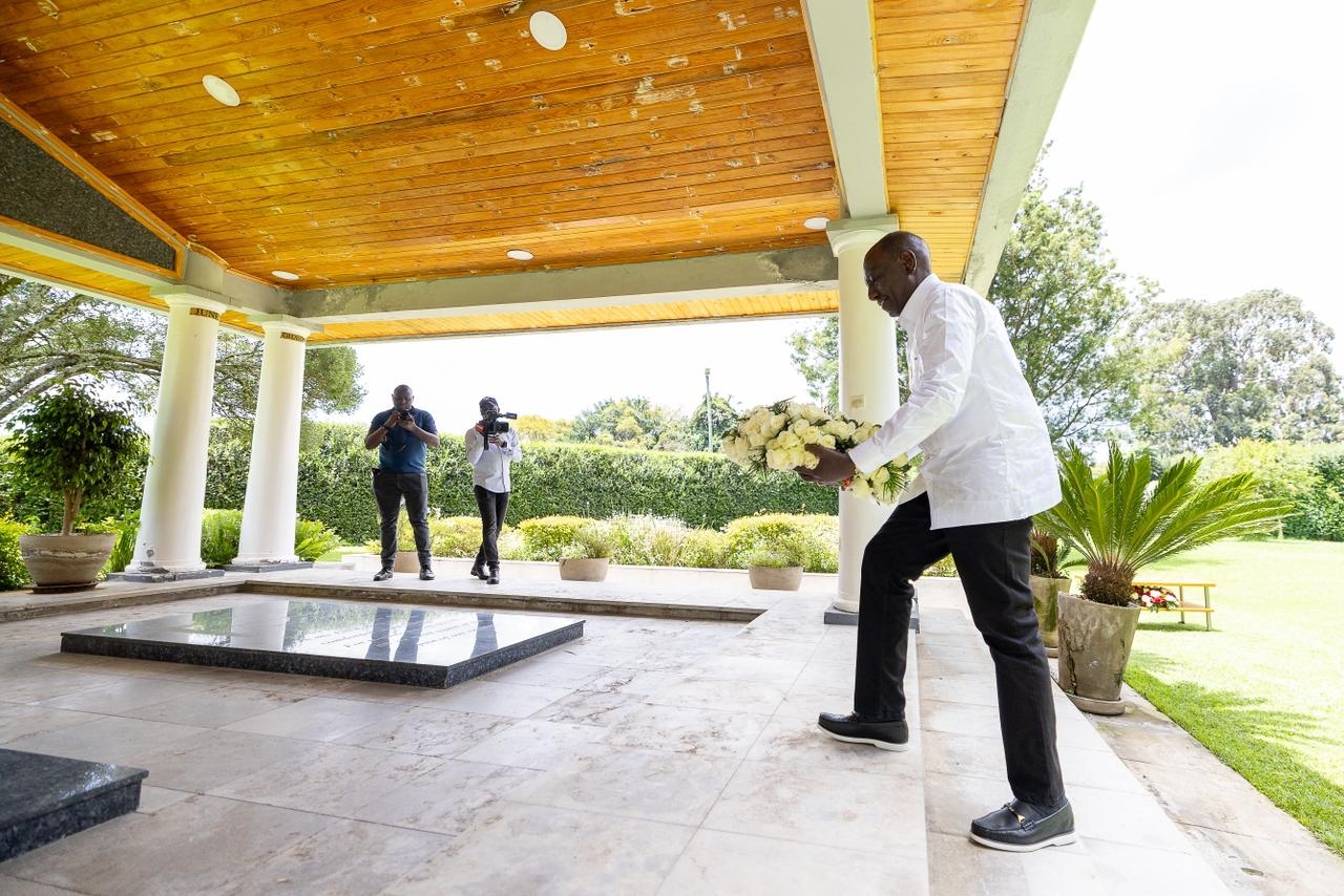 [PHOTOS] Ruto lays wreath at Moi’s mausoleum
