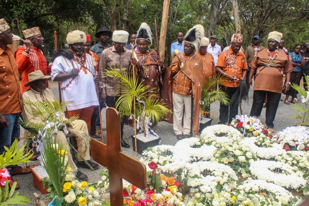Kikuyu elders conduct special prayers at Raila's grave