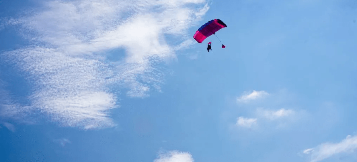 Skydiving instructor dies after fall without parachute