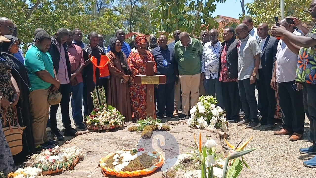 Uhuru visits Raila’s grave in Bondo day after burial