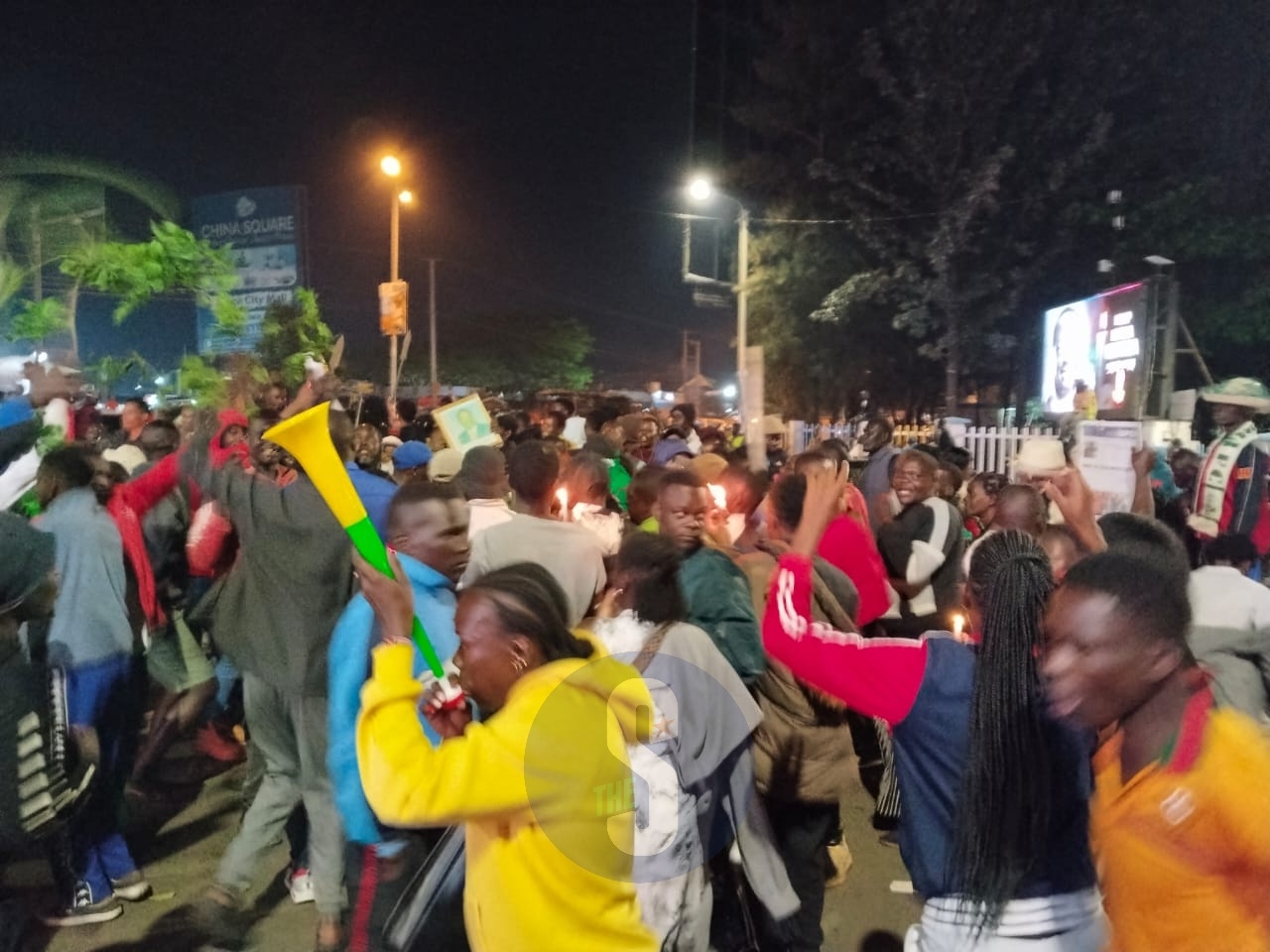 Candlelight, vuvuzelas as Kisumu honours Raila