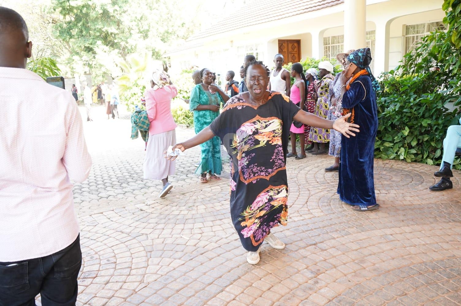 [PHOTOS] Mourners gather at Raila's home in Bondo