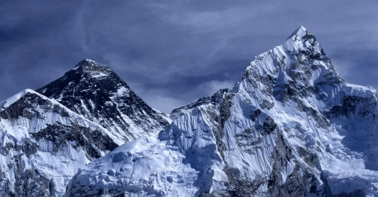 Nearly 1,000 people trapped on Mt Everest slopes