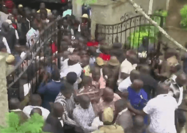 Mourners force their way into Raila's Opoda Farm