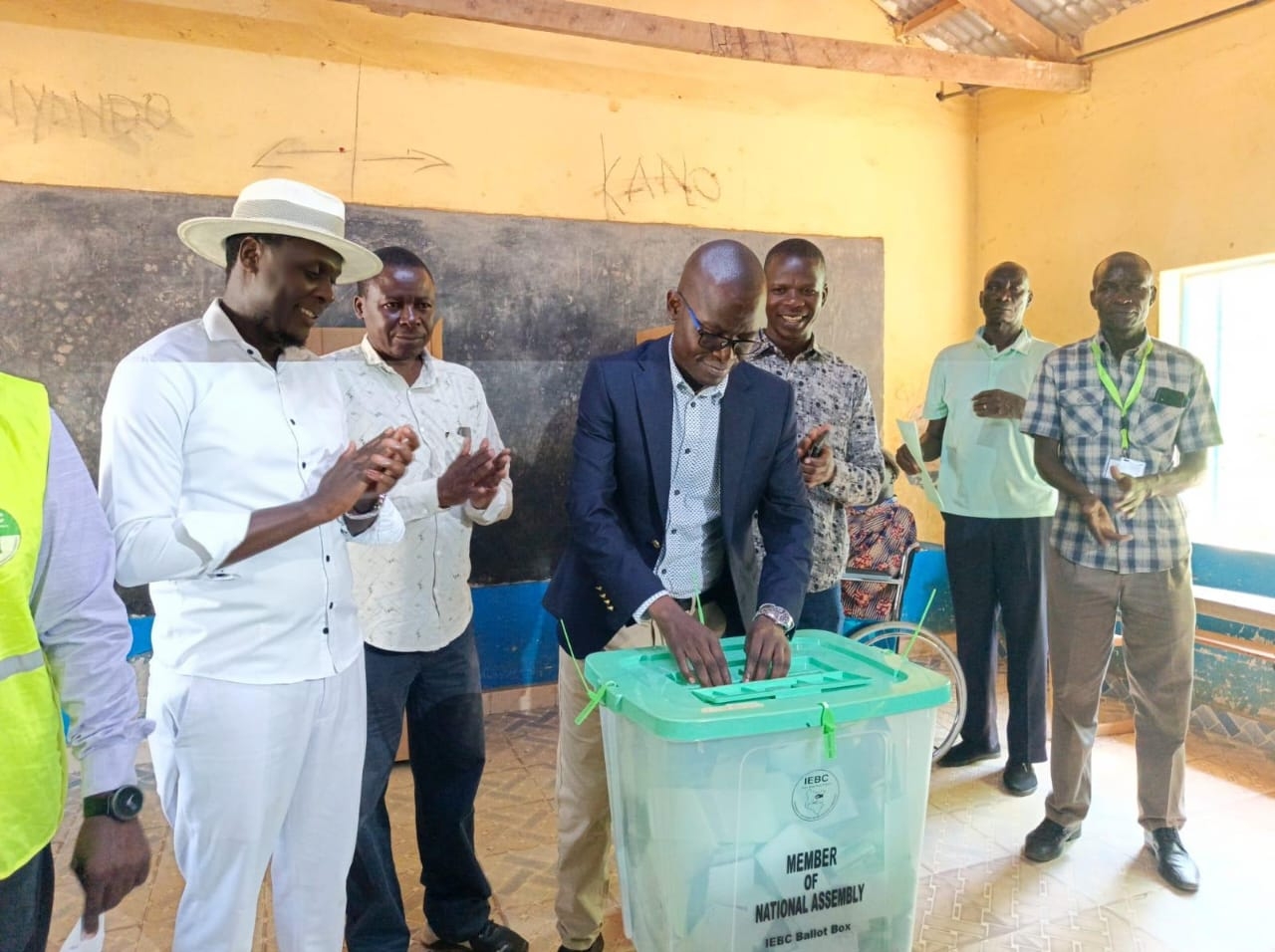 [PHOTOS] ODM Ugunja aspirant casts his vote
