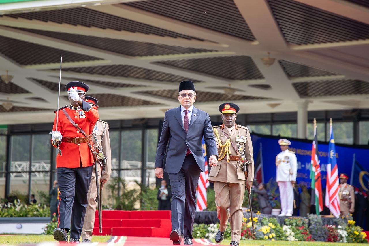 Malaysia’s PM receives Military Honors at State House