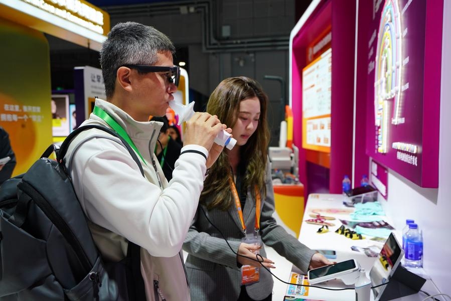 Economy&Life | Senior-friendly products attract visitors at 8th CIIE