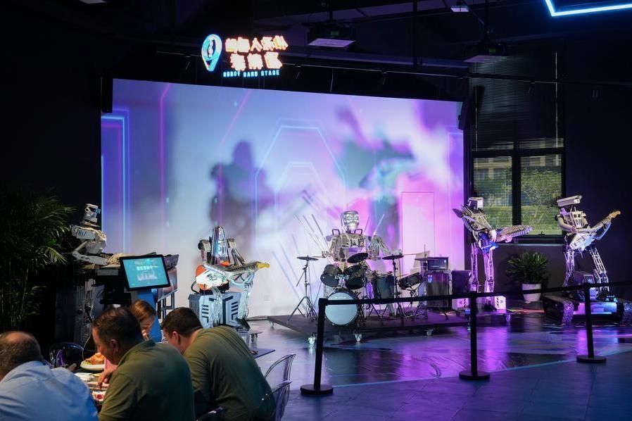 Economic Watch: China's catering industry turns to smart tech amid market challenges