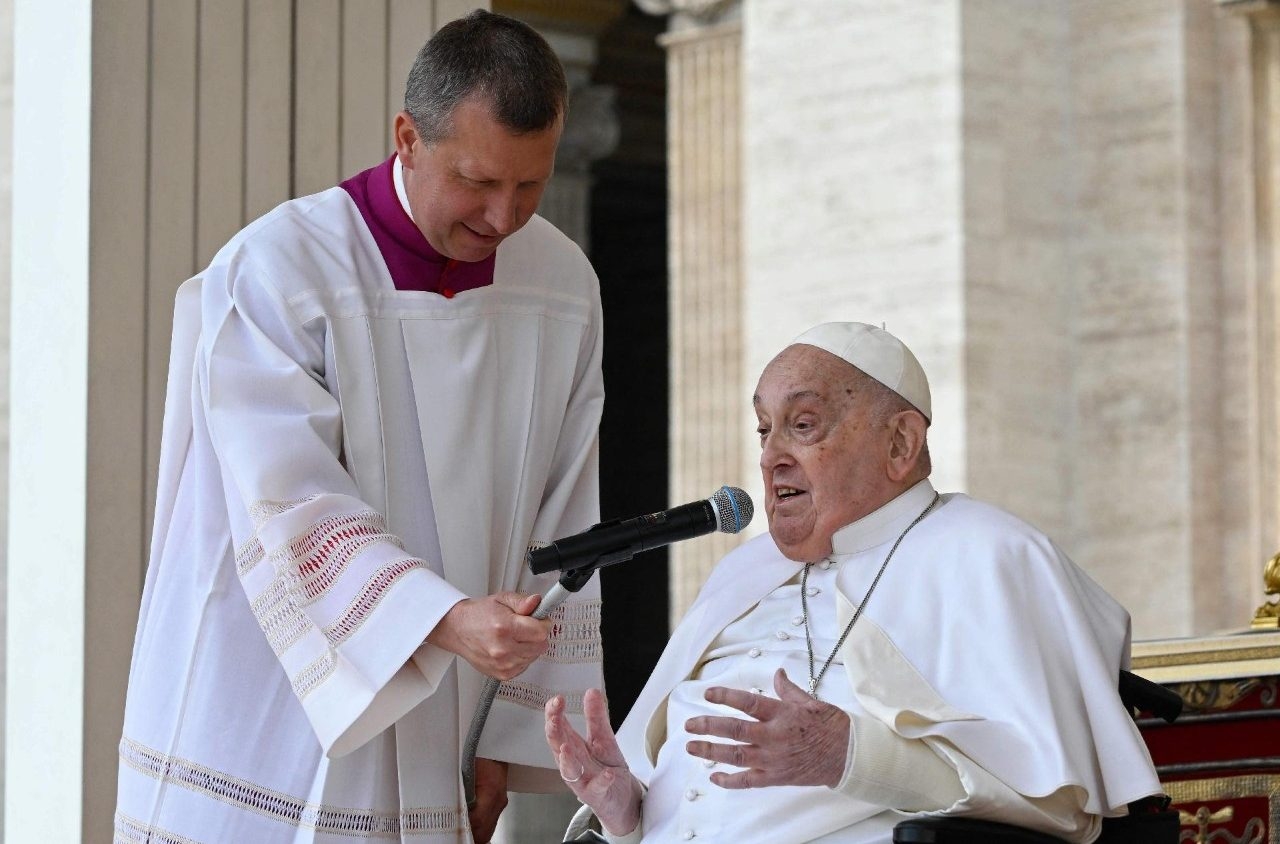 Vatican: Pope continues to recover at his residence