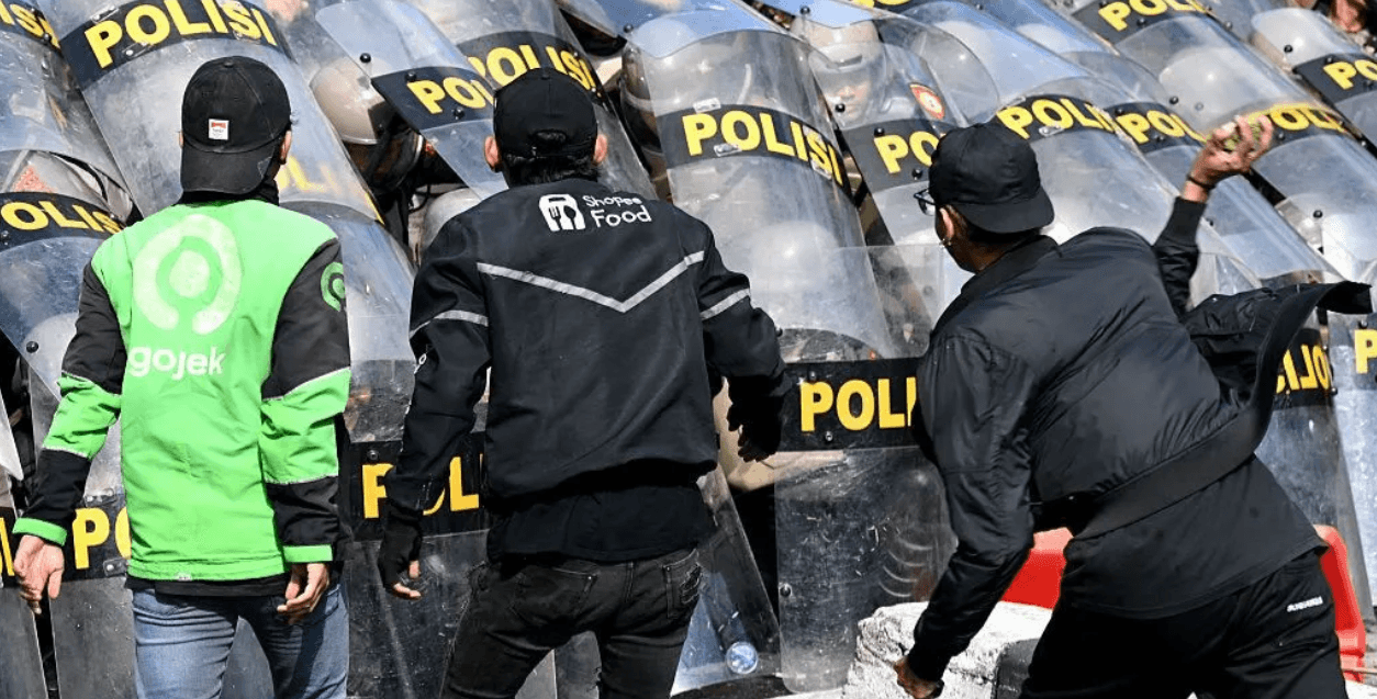 Indonesian politicians to have perks cut in bid to quell unrest
