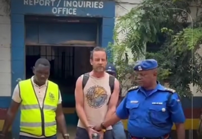 Foreigner apologises after confronting cops